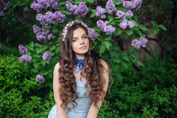 Mulher bonita com coroa de flores — Fotografia de Stock