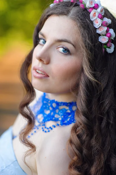 Retrato de una hermosa joven en la primavera — Foto de Stock