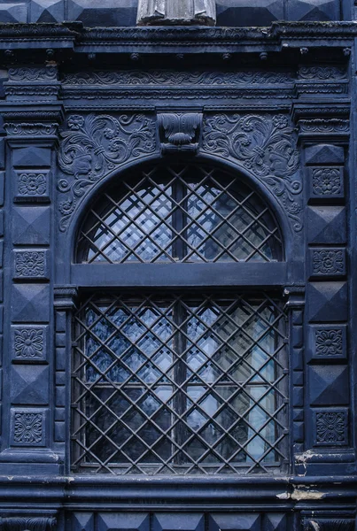Czarne okno z kamienia stiuk, tynki wzorzyste — Zdjęcie stockowe