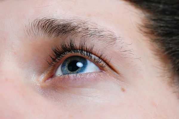 Augen eines jungen Mannes Nahaufnahme — Stockfoto