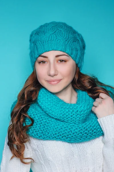 Portrait d'une jeune femme avec un chapeau tricoté bleu — Photo