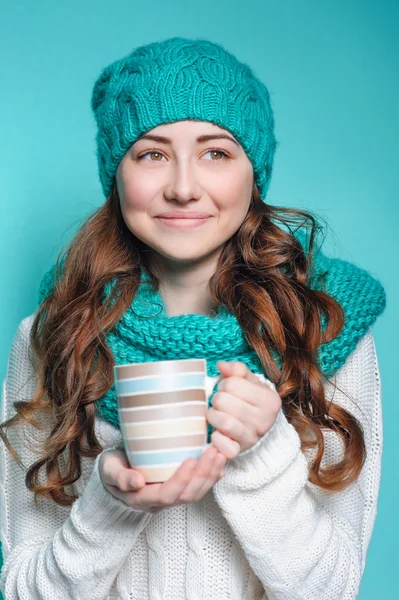 Porträtt av en ung kvinna med en kopp i handen — Stockfoto