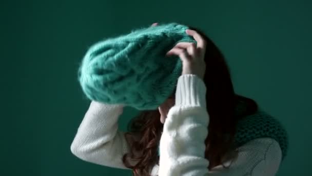 美丽的女孩穿着绿松石帽子 — 图库视频影像