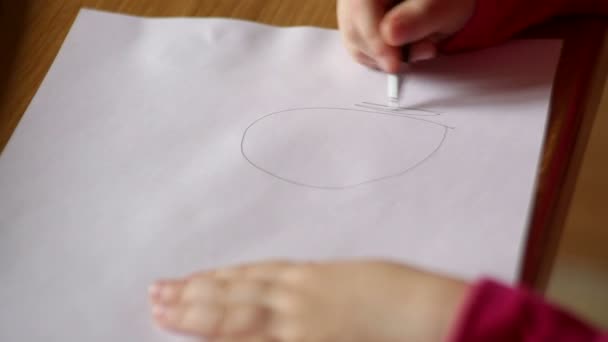 Petite fille dessine crayon sur papier 