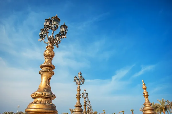 Lantaarn op de brug in de stad — Stockfoto