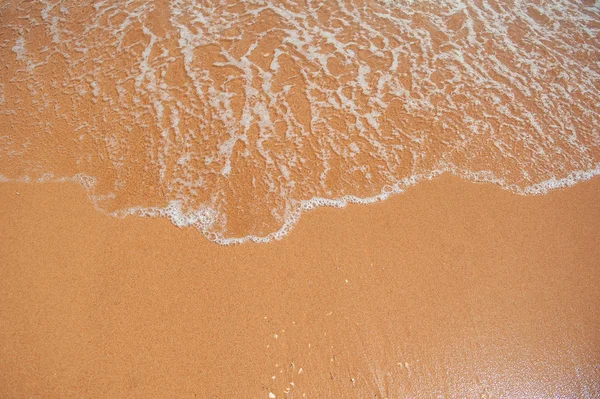 Песчаный пляж и волна моря — стоковое фото