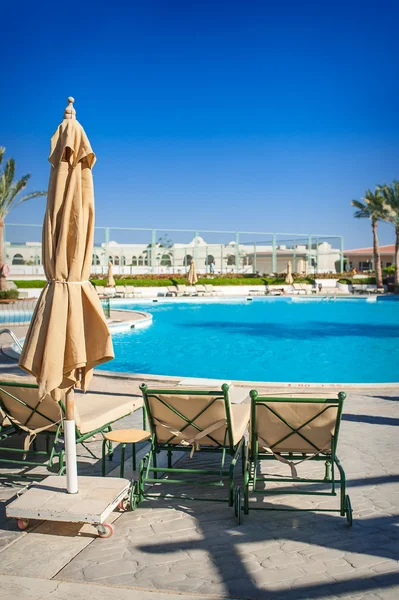 Sunbeds around the pool at the hotel — Stock Photo, Image