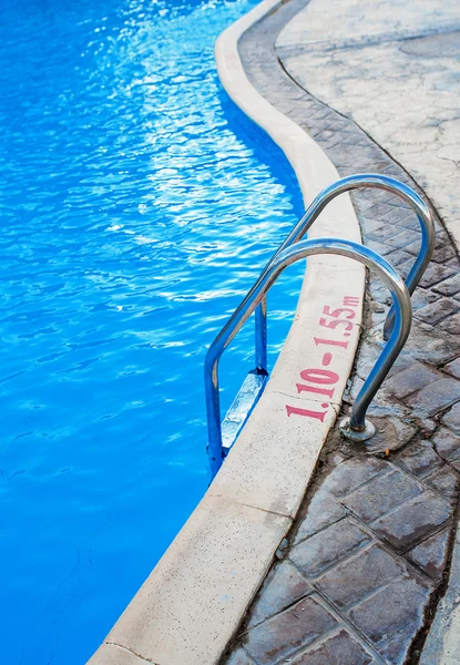 Escada de metal para sair da piscina — Fotografia de Stock