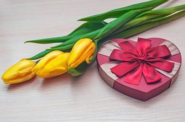 Sarı laleler ve kalp şeklinde güzel hediye