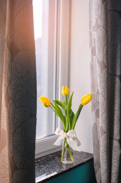 Três tulipas em um vaso de vidro — Fotografia de Stock