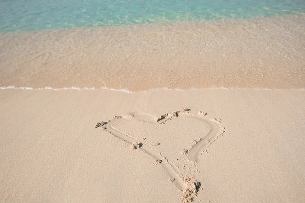Rysunek serce na brzegu plaży — Zdjęcie stockowe