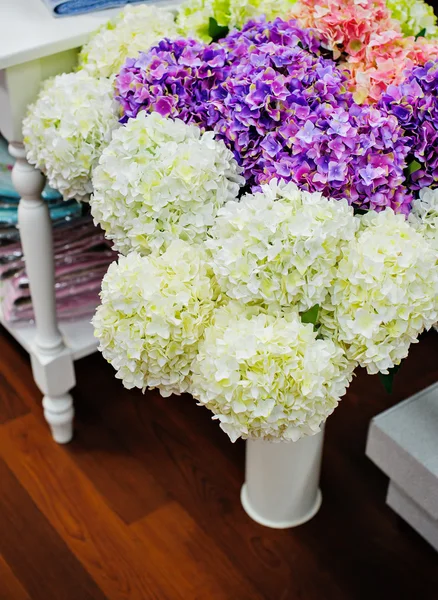 Belo buquê de flores em um salão de casamento — Fotografia de Stock