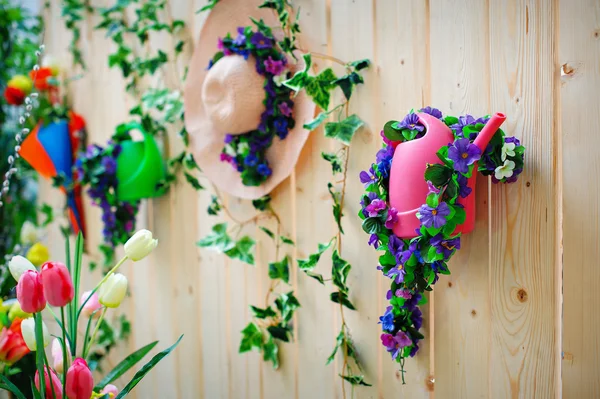 Chapeau et parapluie accrochés à la clôture et tulipes — Photo