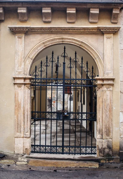 Old architecture of the city with metal gates — Stock Photo, Image