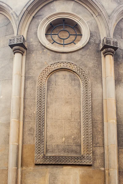 カトリック教会の壁柱と丸い窓 — ストック写真