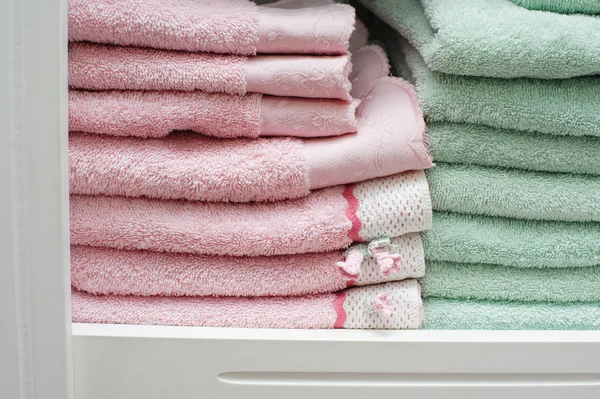 Two stacks of towels on a shelf in the store — Stock Photo, Image