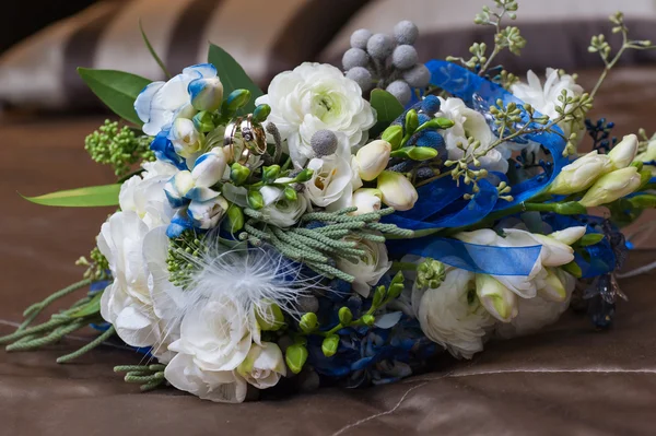 Bouquet da sposa sdraiato sul divano — Foto Stock