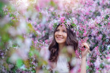Çiçek açması bahar bahçe içinde güzel esmer