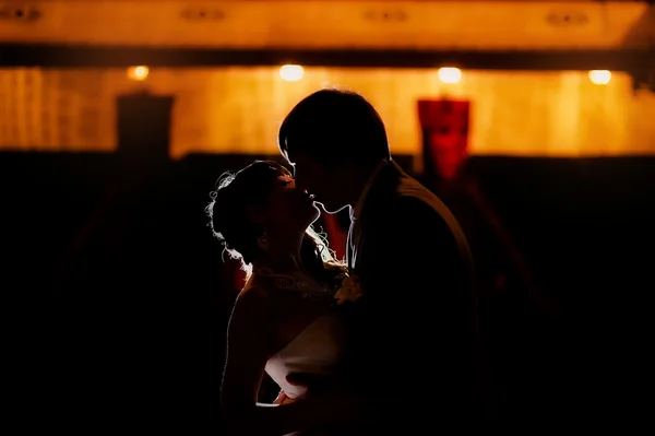 Silhouette of dancing bride and groom — Stock Photo, Image