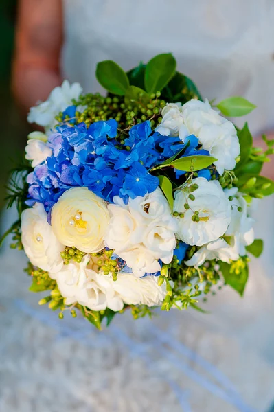 Wedding bouquet of blue and white flowers — Stock Photo, Image