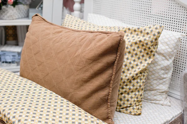 Kussens en dekens zijn op het bed — Stockfoto