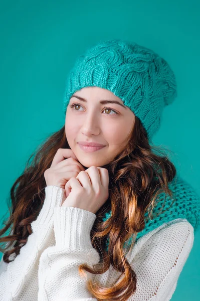 Belle femme dans un bonnet tricoté turquoise — Photo