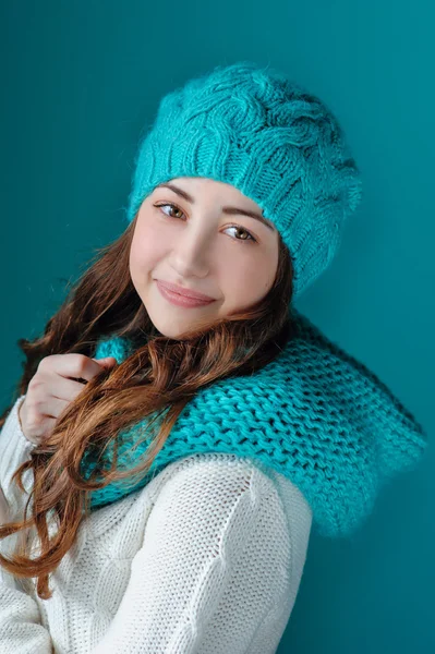 Belle brune dans un chapeau tricoté turquoise et écharpe souriante — Photo