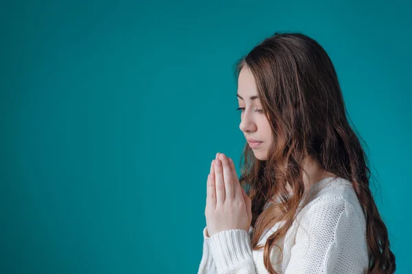 Belle femme en pull blanc plié ses mains dans la prière à G — Photo