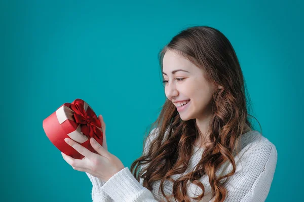 Gelukkige vrouw met een geschenk in de vorm van hart — Stockfoto