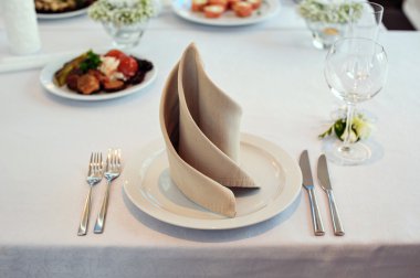 Parti ya da düğün için servis masası hazırlandı