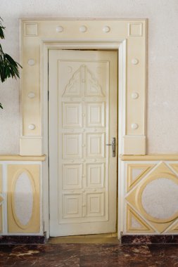 Otelde güzel oyma beyaz kapı