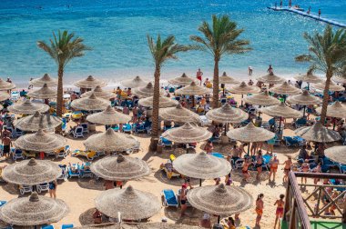 insanlar altında plaj şemsiyeleri ve Deniz Manzaralı