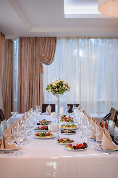 Serving table prepared for event party or wedding — Stock Photo, Image