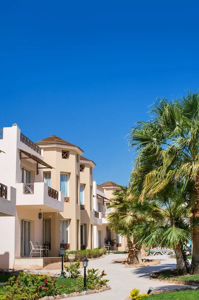 Bright Egyptian hotel building and plants — Stock Photo, Image