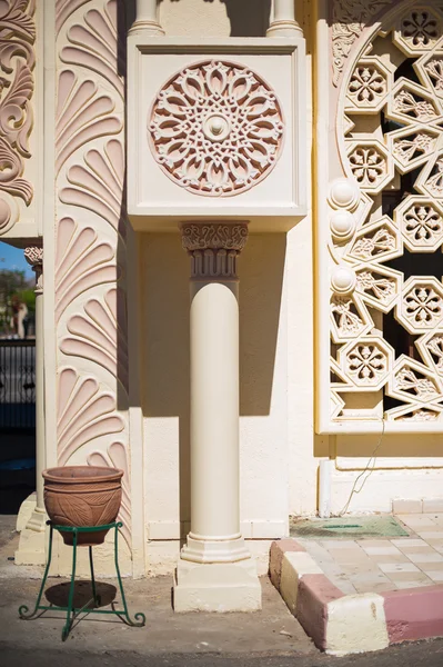 Columns in the territory of the Egyptian hotel — Stock Photo, Image