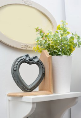 Beyaz bir raf Oda güzel dekor