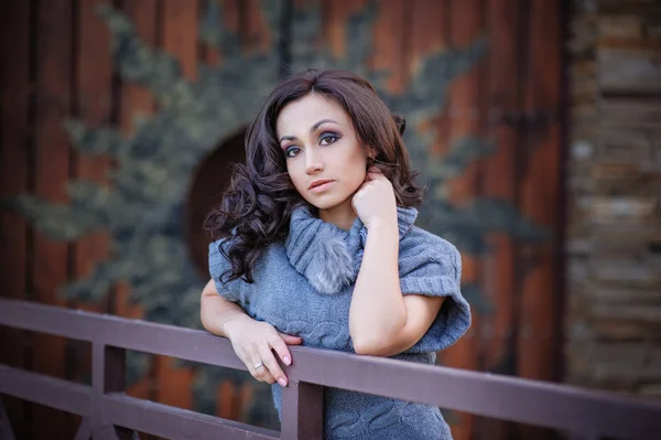 Красивая девушка на фоне деревянных ворот — стоковое фото