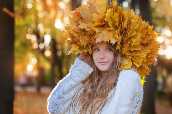 Brunette walks in autumn park — Stock Photo, Image