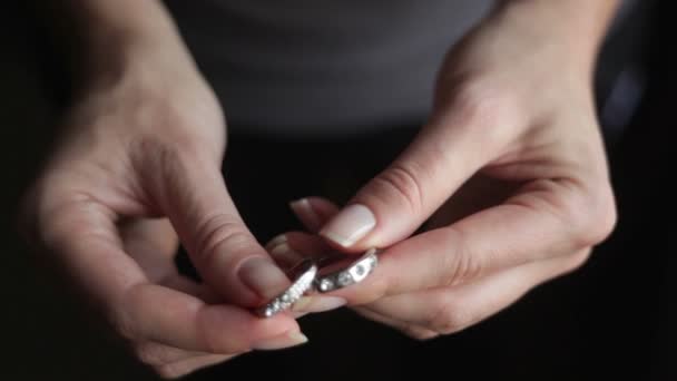 Women's hands holding the ring in his hands — Stock Video