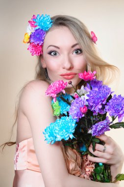 Bir demet çiçek ile stüdyoda güzel kız