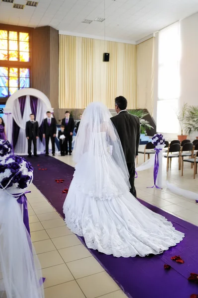 Pai feliz leva noiva bonita para o altar na igreja — Fotografia de Stock
