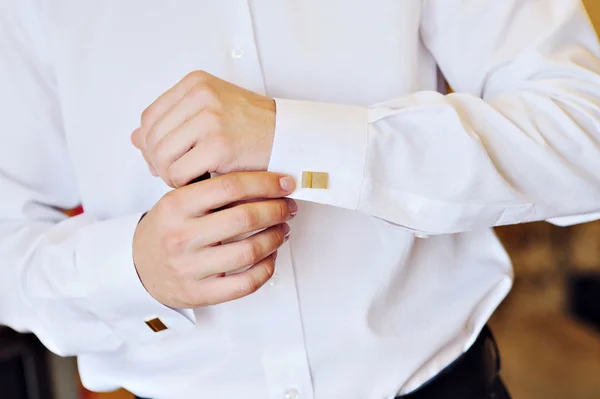 Homem em um vestido de camisa branca abotoaduras — Fotografia de Stock