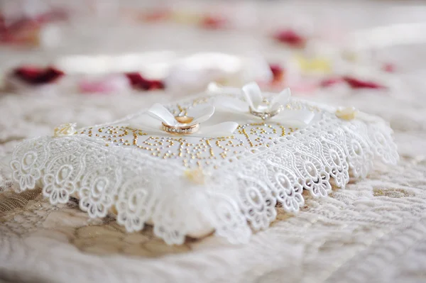 Two rings on a white pillow for rings — Stock Photo, Image