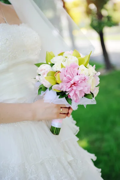 Bruiloft boeket in een hand van de bruid — Stockfoto