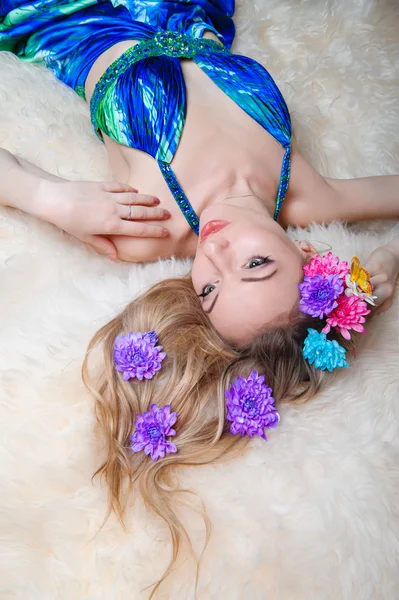 Bella donna in studio con una corona di fiori su di lei ha — Foto Stock