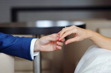 Damat gelinin elini tutar.