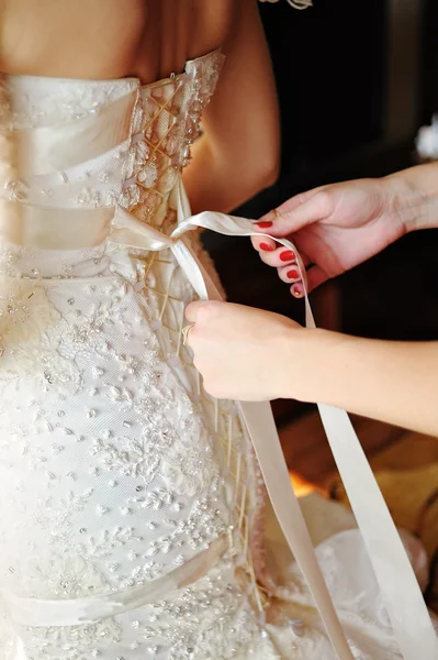 Dama de honor atar arco en vestido de novia —  Fotos de Stock