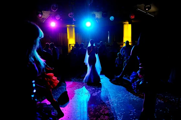Silhouette of of bride dancing on the dance floor — Stock Photo, Image