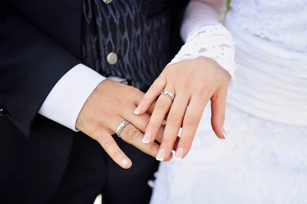 Mains de la mariée et marié avec des anneaux — Photo