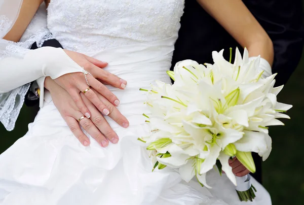 Novia sosteniendo un hermoso ramo de boda blanco — Foto de Stock